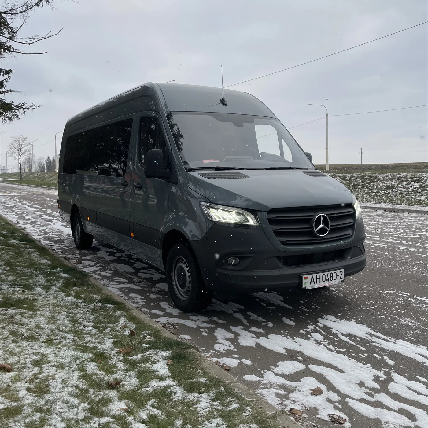 Mercedes Sprinter Кит-Вояжер на зимней дороге