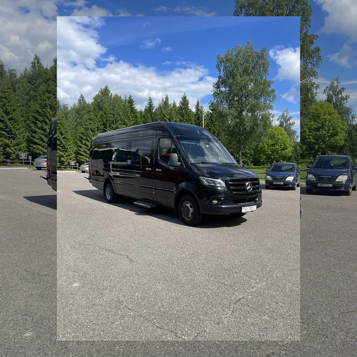 Черный Mercedes Sprinter 907 Кит-Вояжер спереди сбоку