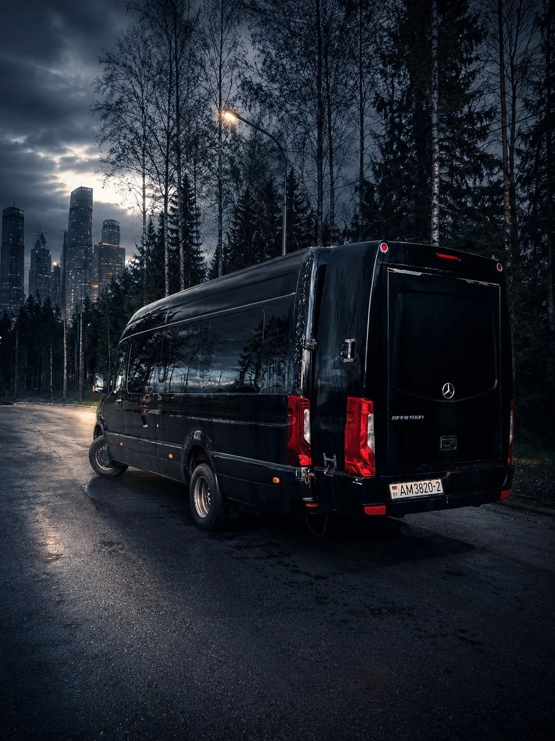 Черный Mercedes Sprinter Кит-Вояжер на дороге