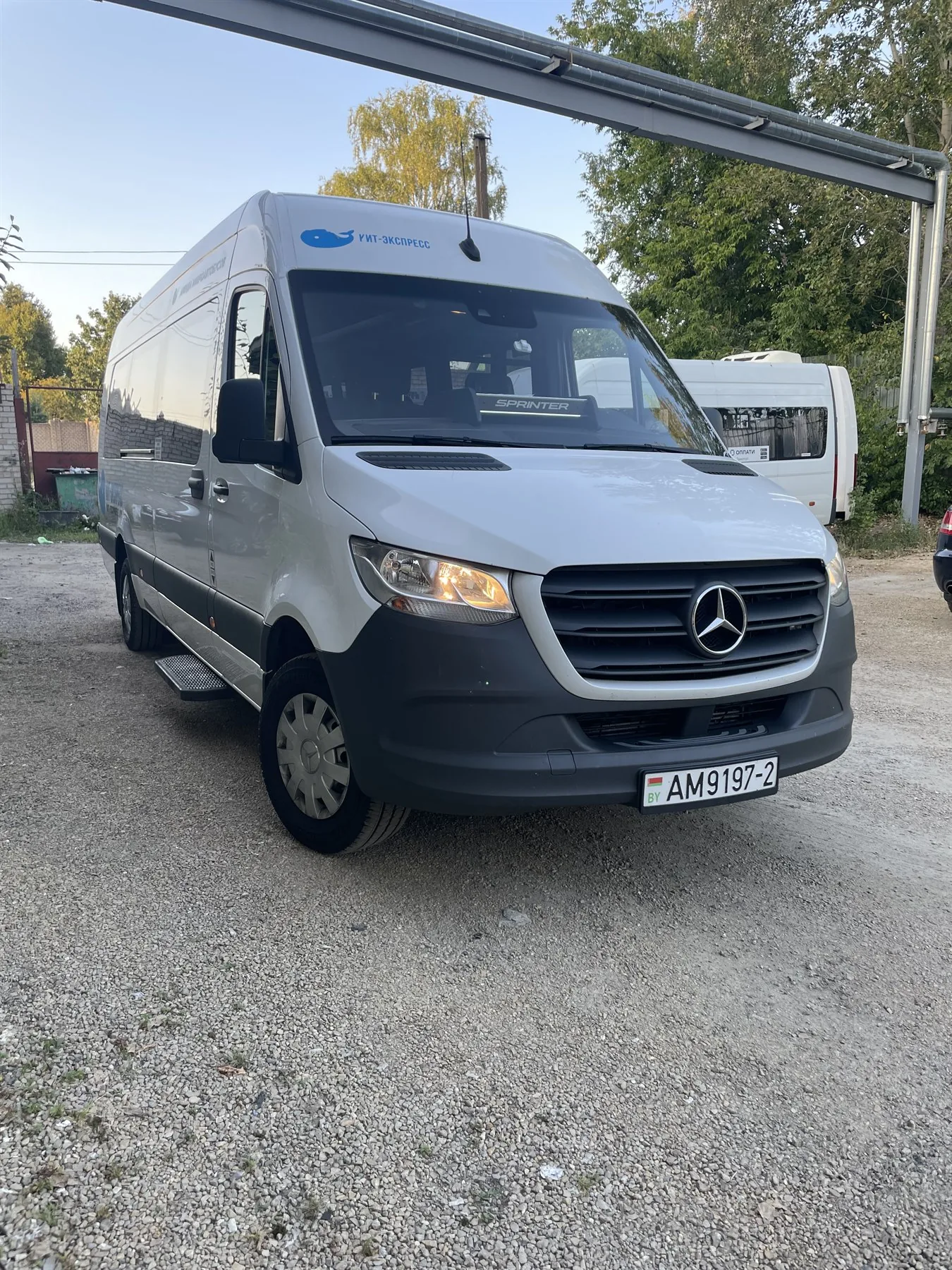 Белый Mercedes Sprinter Кит-Вояжер спереди