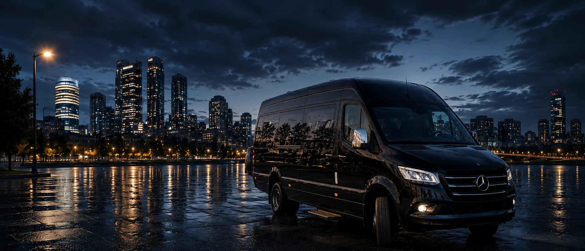 Черный Mercedes Sprinter Кит-Вояжер на фоне вечернего города