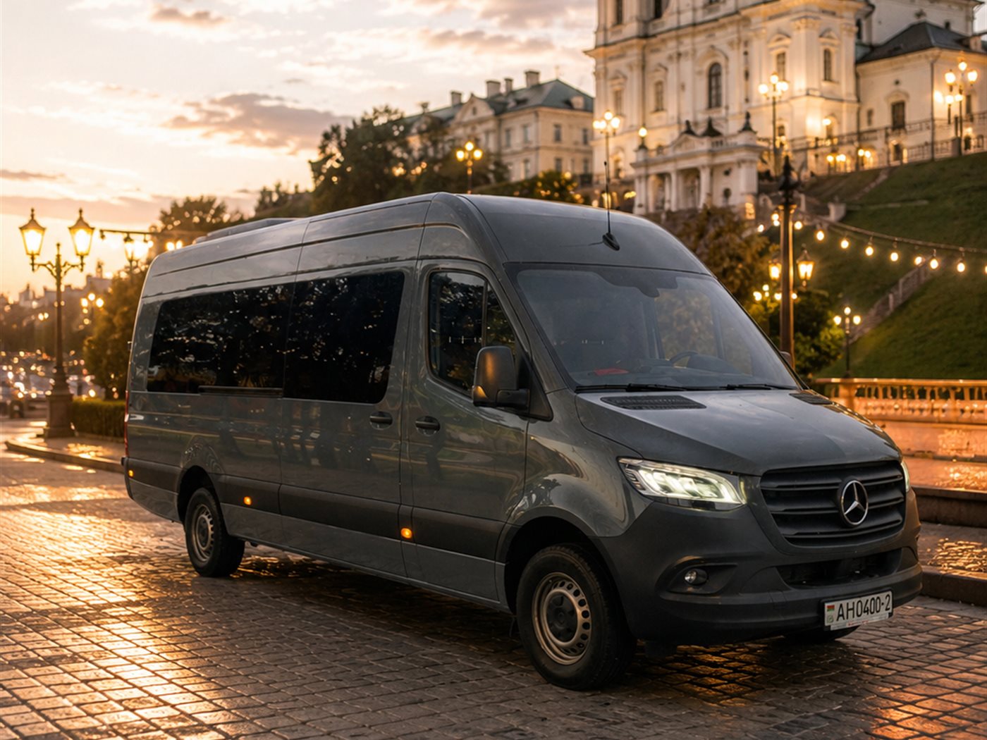 Серый микроавтобус Mercedes для большой свадебной группы